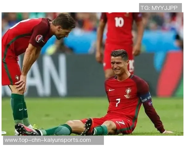 C罗在欧洲杯赛场受伤泪洒球场球迷心碎瞬间回顾